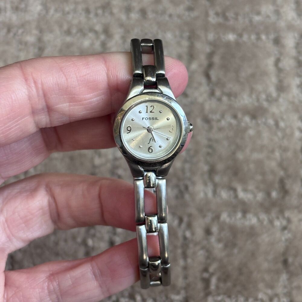 Fossil Silver Tone Stainless Steel Watch Women's Analog Small Dainty  *READ*